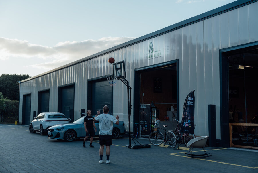 Basketball vor dem Gym Athletic by Ahrens